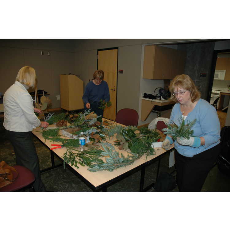 Volunteer Wreath Workshop